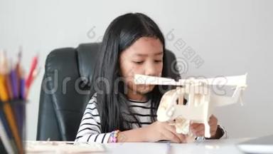 亚洲小女孩用快乐制作木制模型进行自<strong>我学</strong>习和家庭教育理念选择重点浅深